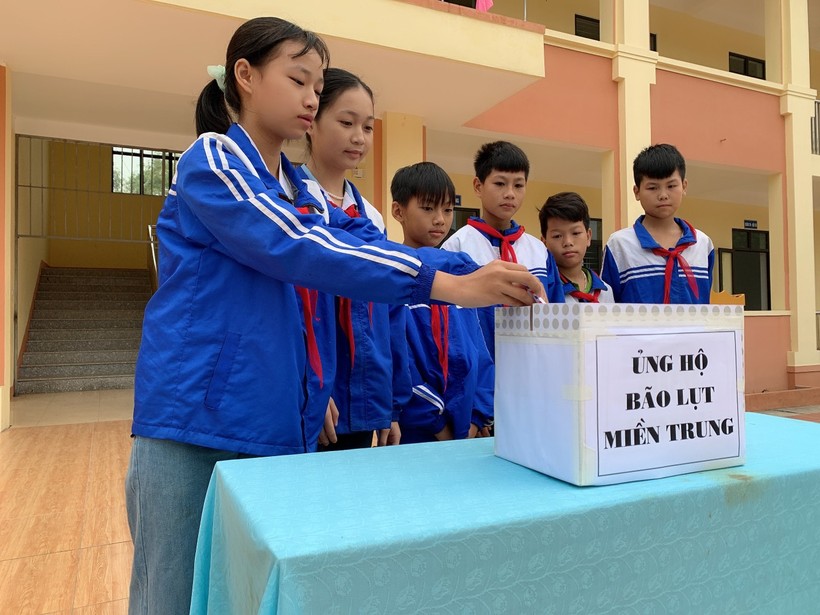 Học sinh trên địa bàn huyện Cẩm Khê  ủng hộ đồng bào miền Trung.