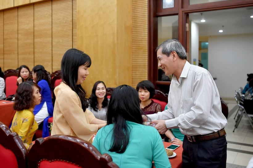 Bí thư Quận ủy Ba Đình Hoàng Minh Dũng Tiến chức mừng các thầy cô giáo nhân ngày Nhà giáo Việt Nam 20/11.