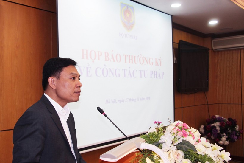 Chánh Văn phòng, người phát ngôn Bộ Tư pháp Nguyễn Quốc Hoàn thông tin tại họp báo.