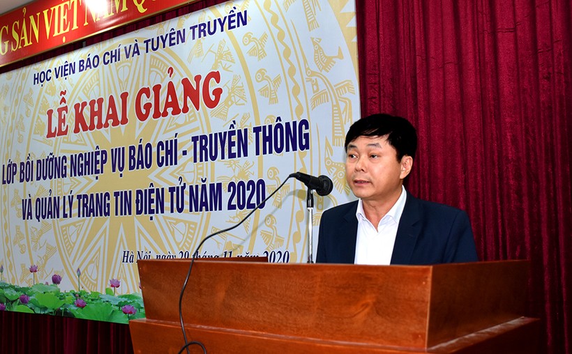 PGS,TS Phạm Minh Sơn, Bí thư Đảng ủy, Phó Giám đốc Học viện BC&TT phát biểu khai giảng lớp học.