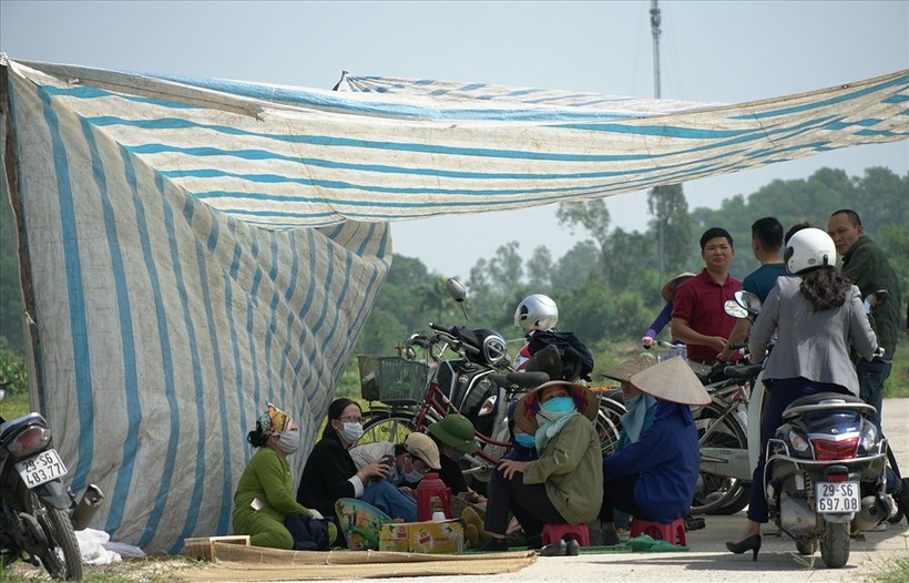 Trước đó, người dân chặn xe chở rác vào Khu liên hợp XLCT Sóc Sơn.