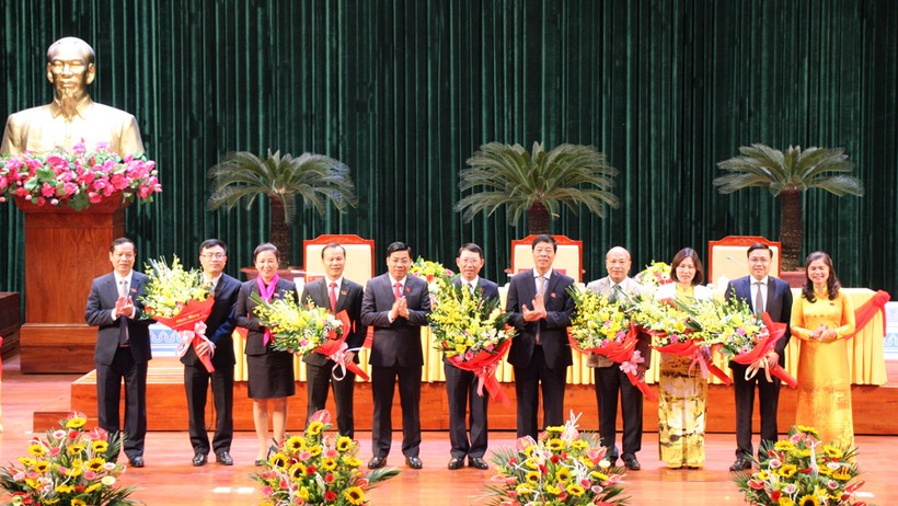 Lãnh đạo tỉnh Bắc Giang tặng hoa chúc mừng Chủ tịch, Phó Chủ tịch UBND tỉnh, Ủy viên UBND tỉnh.