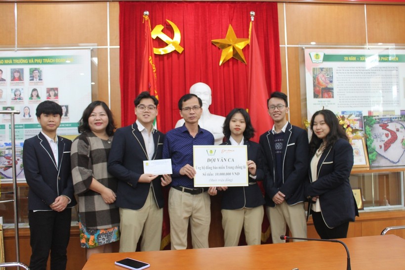 Đội văn ca trao gửi lại số tiền ủng hộ miền Trung qua Công đoàn Báo GD&TĐ.
