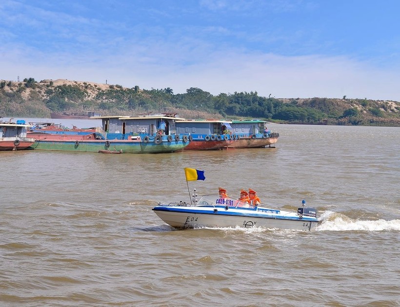 Lực lượng cảnh sát đường thủy số 3 tuần tra kiểm soát trên sông Hồng.