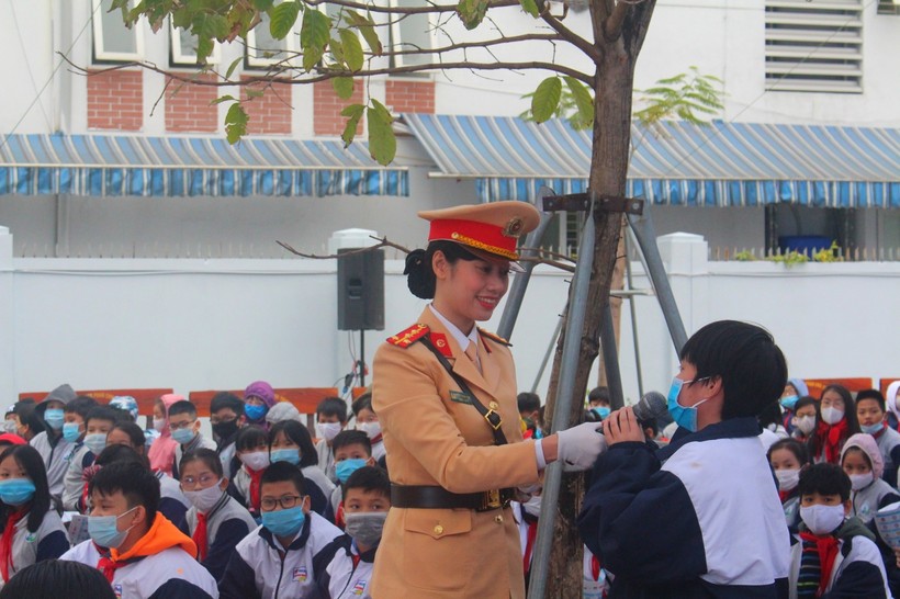 Đại úy Trần Thanh Bình giao lưu với học sinh trường THCS Phan Chu Trinh. 