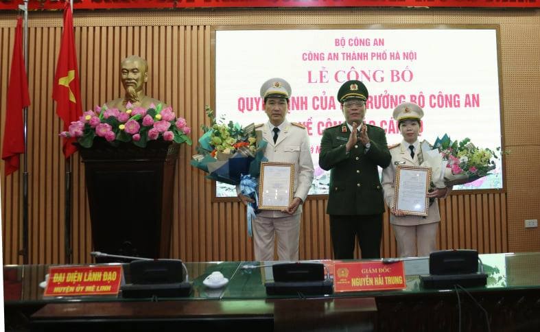 Thiếu tướng Nguyễn Hải Trung trao Quyết định cho Thượng tá Trần Đình Nghĩa và Trung tá Phạm Thị Thùy Dương đến nhận nhiệm vụ mới.
