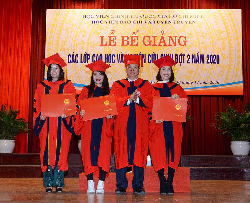 PGS,TS Lưu Văn An, Phó Bí thư Đảng ủy, Quyền Giám đốc Học viện BC&TT trao bằng Tiến sĩ cho các nghiên cứu sinh.