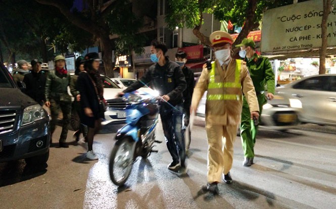 Lực lượng cảnh sát giao thông kiểm tra một trường hợp tham gia giao thông.