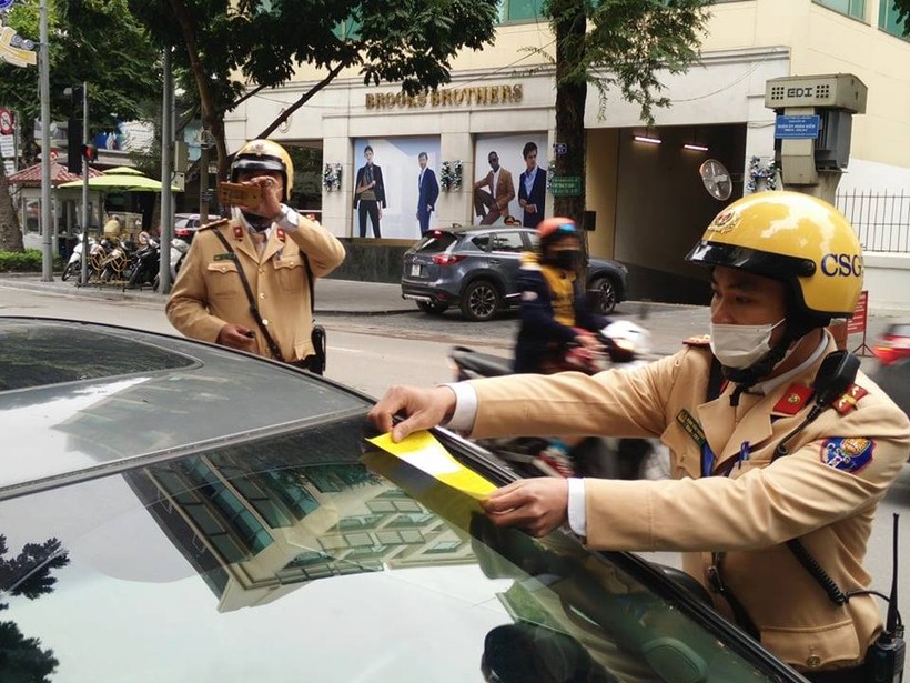 Lực lượng CSGT dán phạt nguội lái xe vi phạm.