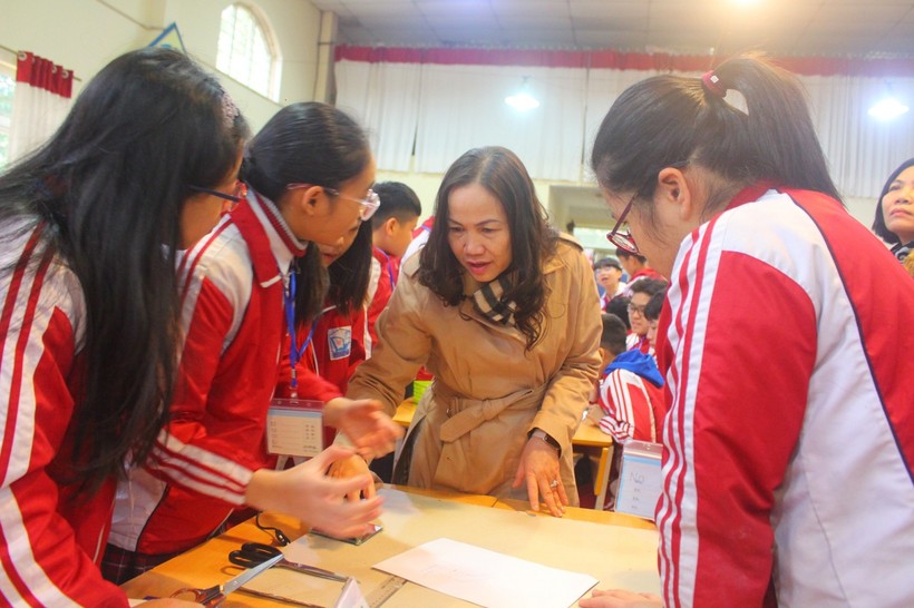 Cô Trương Thị Thu Hiền hướng dẫn các em học sinh tại buổi học.