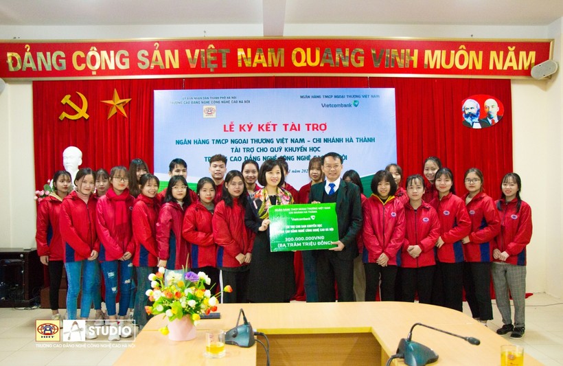 Trao tặng 300 triệu đồng cho Quỹ khuyến học Trường Cao đẳng nghề Chất lượng cao Hà Nội.