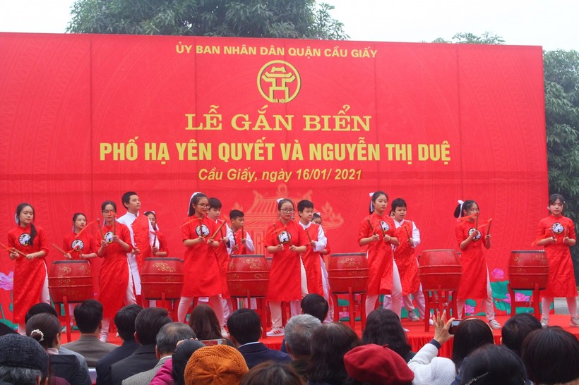 Học sinh trường THCS Nam Trung Yên biểu diễn văn nghệ chào mừng Lễ gắn biển.