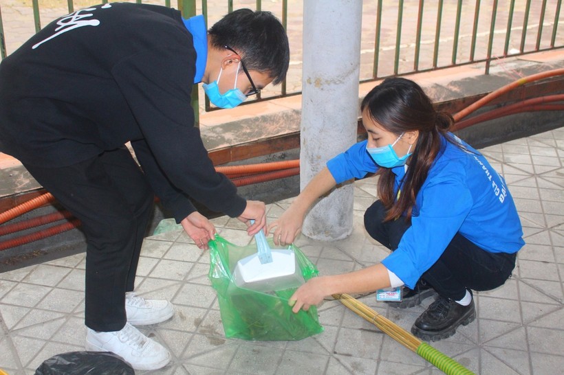 Sinh viên Trường Đại học Điện lực tham gia vệ sinh môi trường ngày chủ nhật.