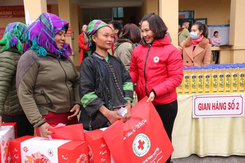 Hội Chữ thập đỏ TP Hà Nội cùng các đơn vị trao quà cho người dân, học sinh có hoàn cảnh khó khăn dịp Tết. 