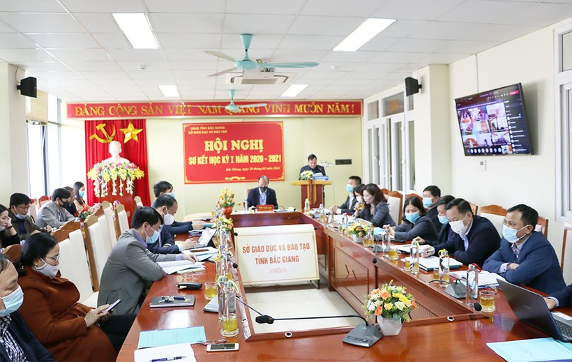 Ông Nguyễn Văn Thêm trình bày báo cáo tại điểm cầu Sở GD&ĐT.