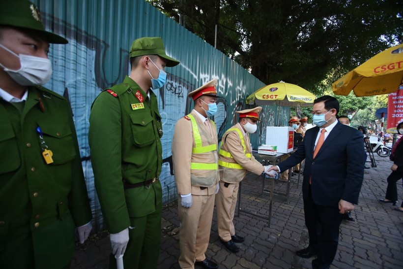Bí thư Thành ủy Hà Nội Vương Đình Huệ thăm, chúc Tết cán bộ chiến sĩ đang làm nhiệm vụ.