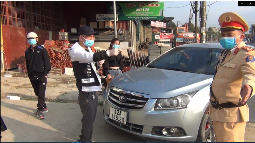 Lực lượng CSGT Công an tỉnh Lạng Sơn tuyên truyền giải thích cho lái xe khi tham gia giao thông.