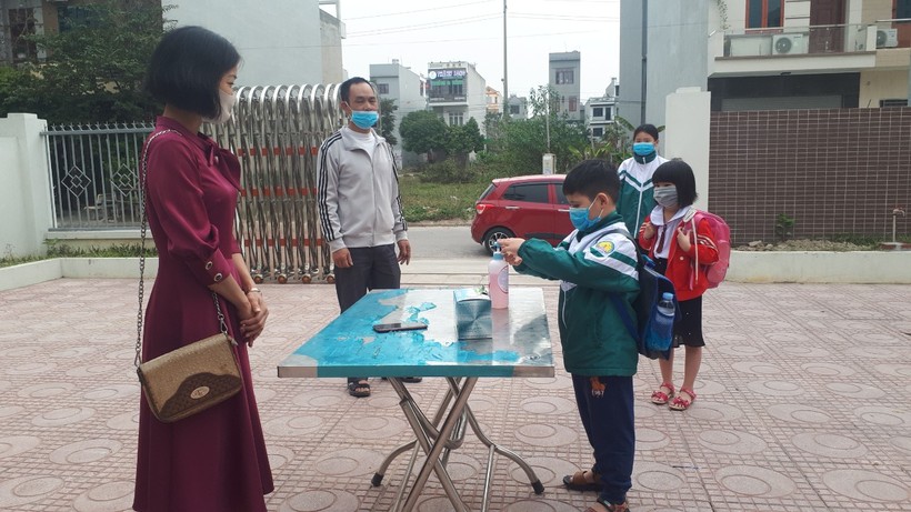 Học sinh Bắc Giang đeo khẩu trang, rửa tay sát khuẩn khi đến trường.