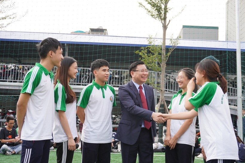 PGS.TS. Hoàng Anh Huy - Hiệu trưởng Trường Đại học Tài nguyên và Môi trường Hà Nội trò chuyện với sinh viên. 