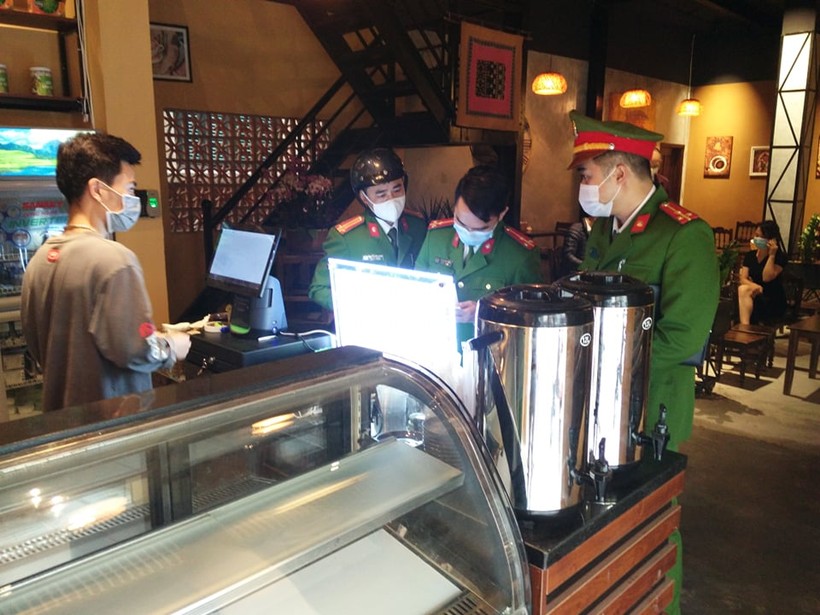 Lực lượng chức năng kiểm tra công tác phòng dịch Covid-19 tại nhà hàng quán cà phê.