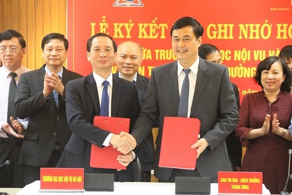 Đại diện Trường Đại học Nội vụ Hà Nội và Ban TĐKT Trung ương ký kết Bản ghi nhớ hợp tác.