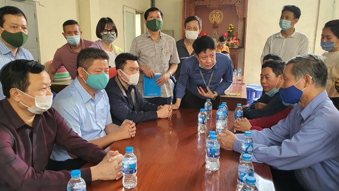 Lãnh đạo thành phố Hà Nội thăm hỏi động viên gia đình bị nạn (Ảnh: Đ.H).