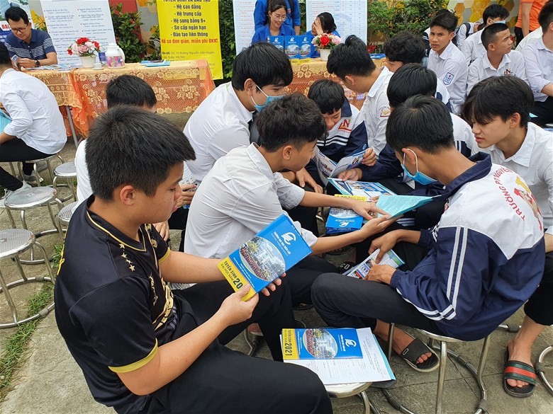 Học sinh trường phổ thông Nguyễn Trực hào hứng tìm hiểu thông tin tuyển sinh của Trường Đại học Điện lực.