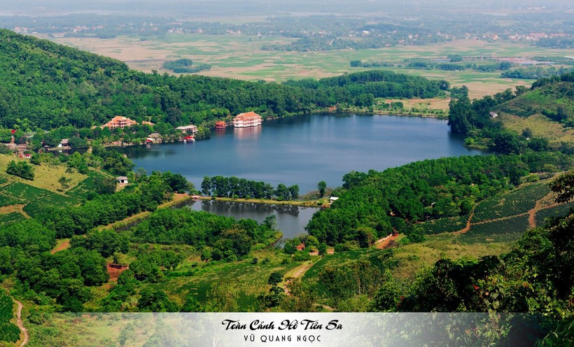 Hồ Tiên Sơn (huyện Ba Vì) nhìn từ trên cao.