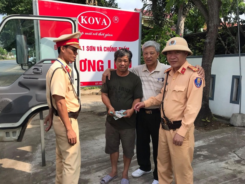 Anh Khiêm vui mừng nhận lại số tiền đánh rơi từ lực lượng CSGT Quảng Trị.