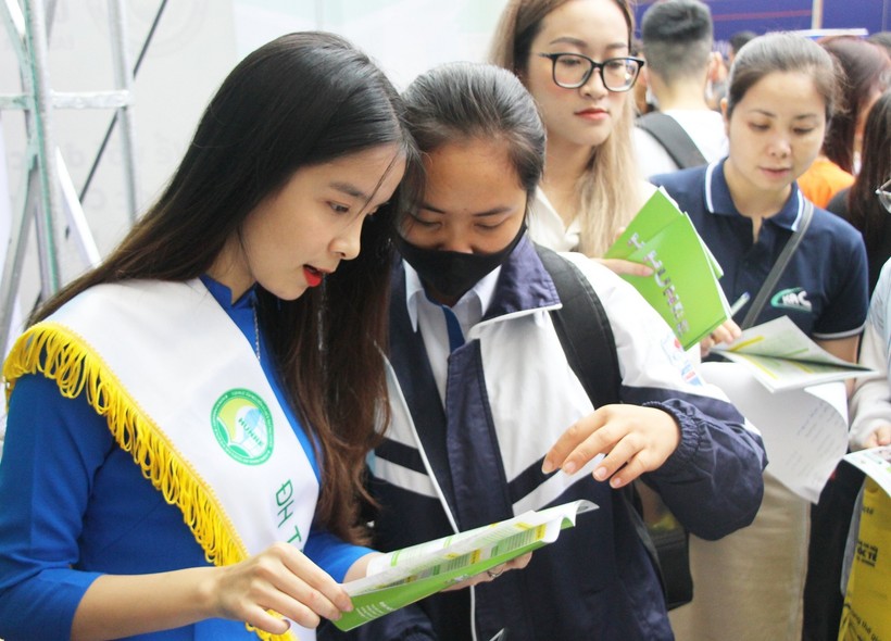 Học sinh đến với gian hàng tư vấn tuyển sinh, hướng nghiệp của Trường Đại học TN&MT Hà Nội.