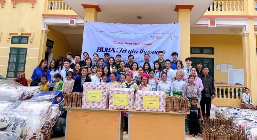 Đoàn thiện nguyện đến từ Trường Đại học Nội vụ Hà Nội trao quà cho HS nghèo vươn lên học tập tốt.