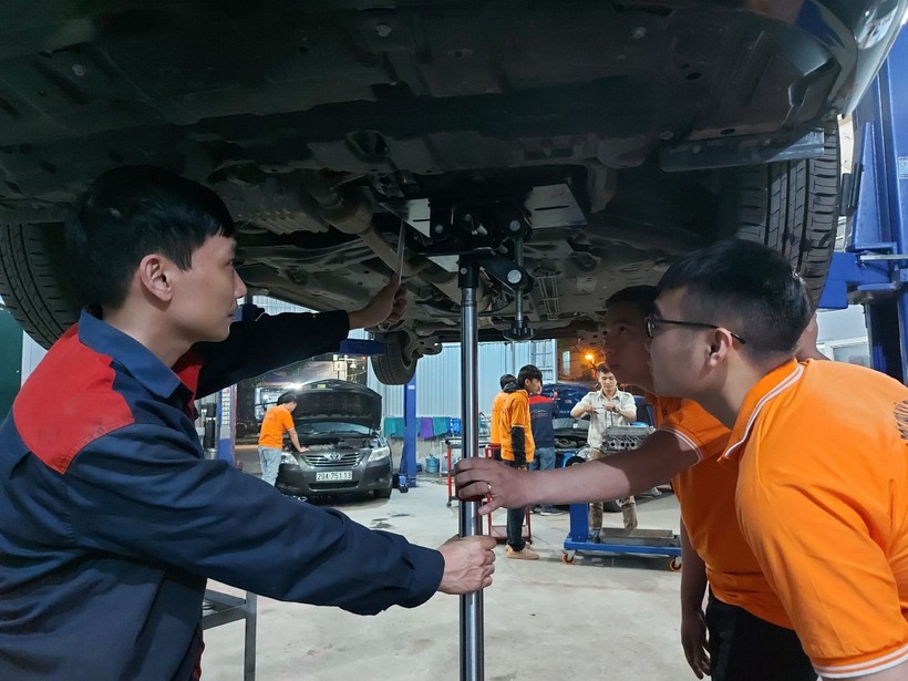 Học viên Trung tâm Đào tạo sửa chữa ô tô EAC được thực hành trên xe phổ thông trên thị trường.