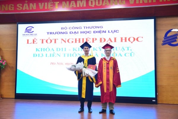 TS. Trương Huy Hoàng (bên phải) trao bằng tốt nghiệp và chúc mừng thủ khoa Nguyễn Quang Thắng 