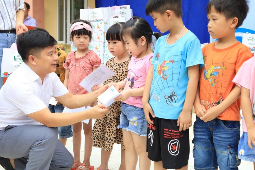 Đại diện Trường Đại học Nội vụ Hà Nội tham dự và trao học bổng tới các em nhỏ.