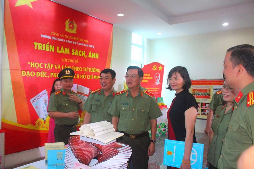Thiếu tướng Đào Thanh Hải  - Phó Giám đốc Công an TP Hà Nội thăm quan tại triển lãm sách, ảnh. 