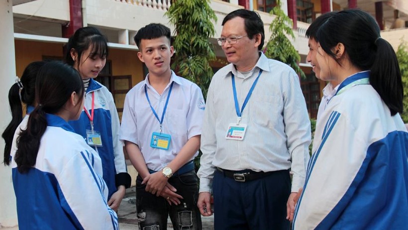 Nhà giáo Nguyễn Văn Nam, Hiệu trưởng Trường THPT Lạng Giang số 3 cùng các em học sinh.