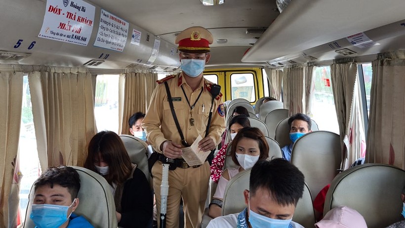 Tuyên truyền phòng chống dịch trên các tuyến xe khách về Hà Nội.