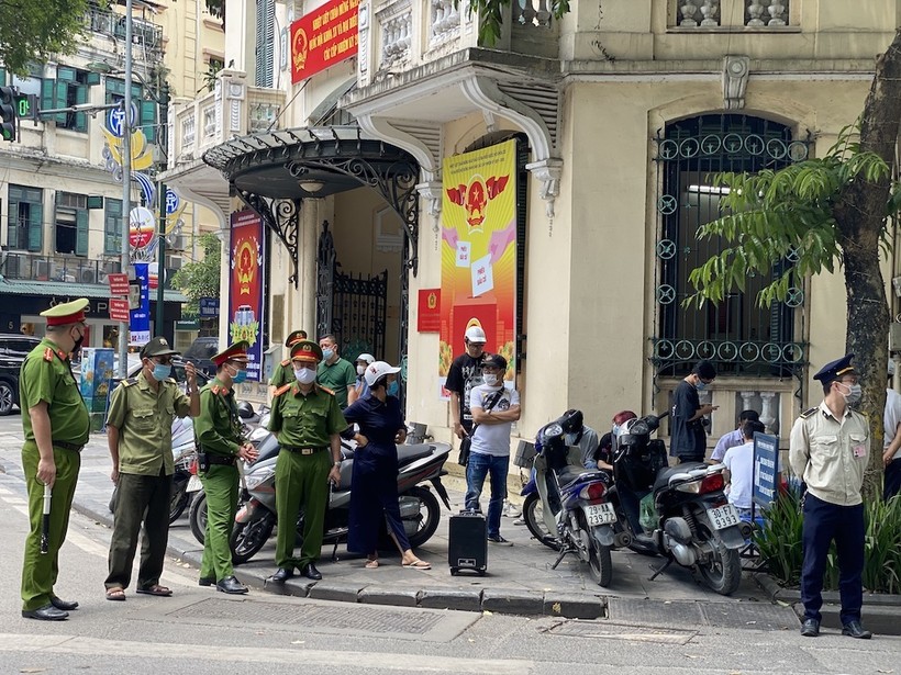Công an quận Hoàn Kiếm xử phạt 58 trường hợp không đeo khẩu trang qua 2 ngày nghỉ lễ.