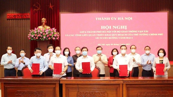 Ký kết Thỏa thuận hợp tác giữa Bộ GTVT và TP. Hà Nội cùng các tỉnh liên quan về triển khai tuyến đường vành đai 4.
