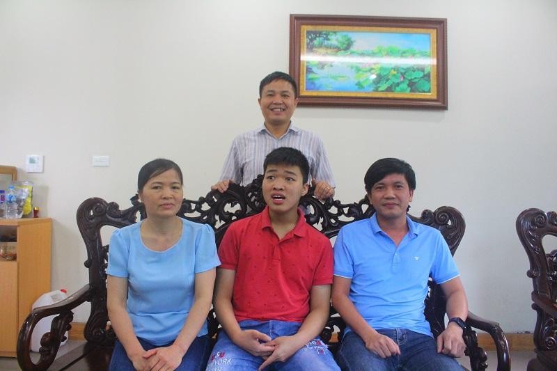 Thầy cô và gia đình chia vui với Nguyễn Đức Thuận (áo đỏ) về những thành tích học tập đạt được (Ảnh Đăng Chung).