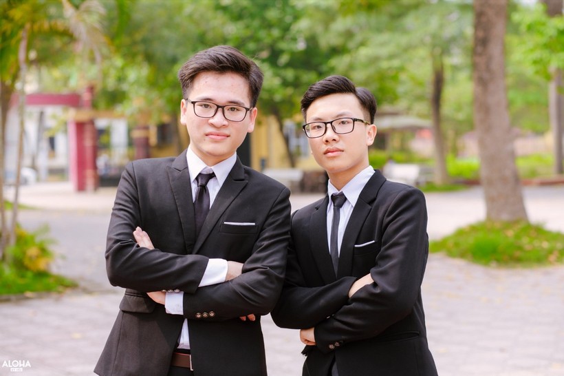 Nguyễn Thanh Bình (bên trái) và Hà Hải Đăng chụp ảnh lưu niệm.