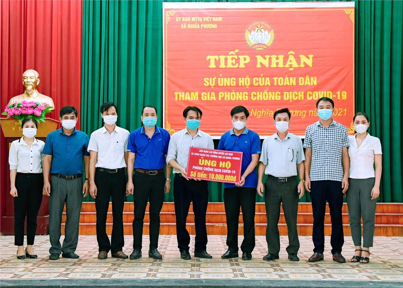 Ngành Giáo dục huyện Lục Nam gửi các phần quà đến BCĐ phòng chống dịch xã Nghĩa Phương.