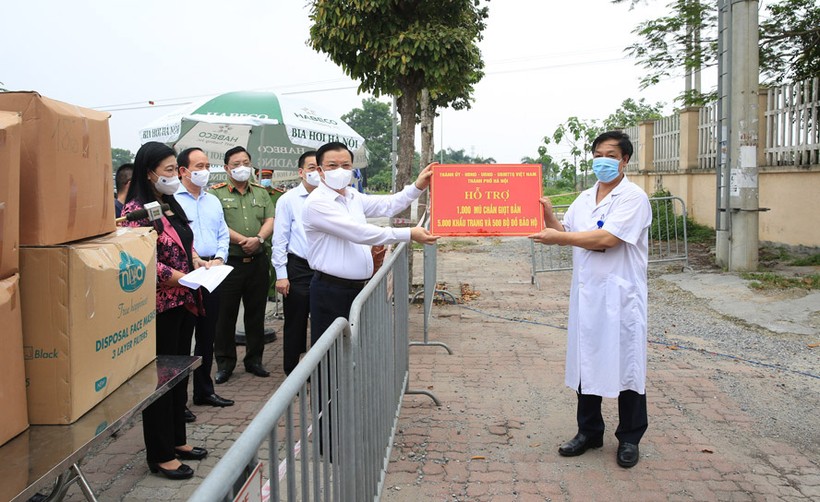 Bí thư Thành ủy Hà Nội Đinh Tiến Dũng trao tặng hỗ trợ của thành phố cho y, bác sĩ Bệnh viện Bệnh nhiệt đới trung ương cơ sở 2, tại huyện Đông Anh.