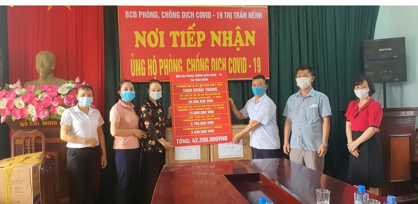 Ngành GD&ĐT huyện Việt Yên ủng hộ cho lực lượng làm nhiệm vụ phòng, chống dịch Covid-19. 