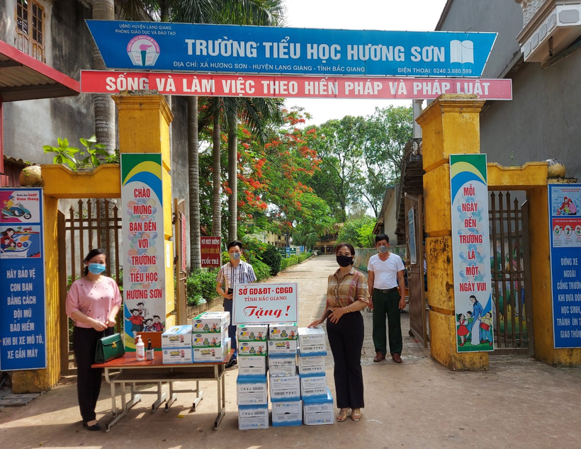 Sở GD&ĐT và Công đoàn giáo dục tỉnh tặng quà học sinh và giáo viên Trường Tiểu học Hương Sơn (Lạng Giang).