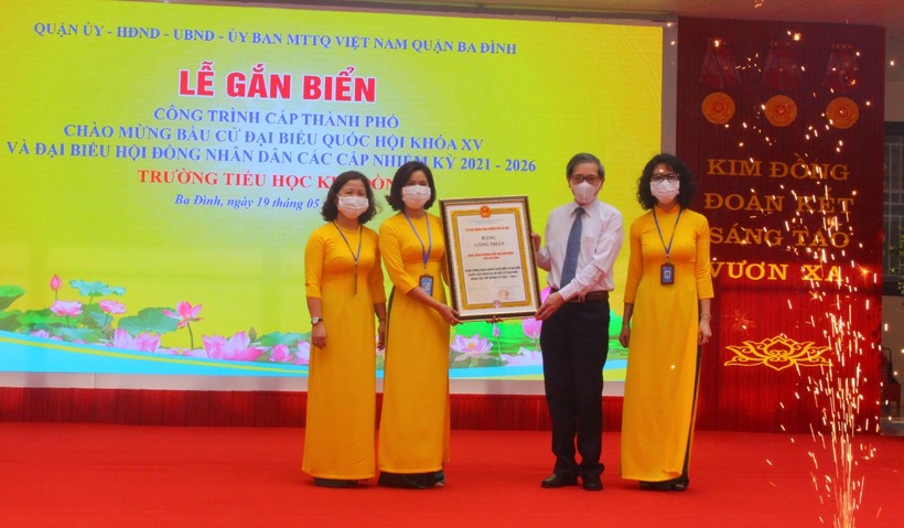 Bí thư Quận ủy Hoàng Minh Dũng Tiến trao bằng công nhận công trình cấp thành phố cho trường TH Kim Đồng. 