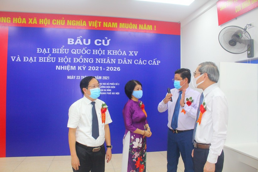 Bí thư Quận ủy Hoàng Minh Dũng Tiến kiểm tra khu vực bầu cử tại Trường tiểu học Phan Chu Trinh.