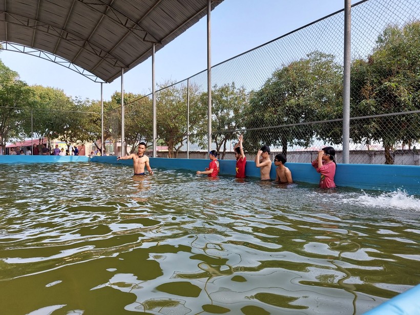 Các lớp học bơi cho HS tiểu học trên địa bàn huyện Lục Nam. (Ảnh trước 27/4/2021).