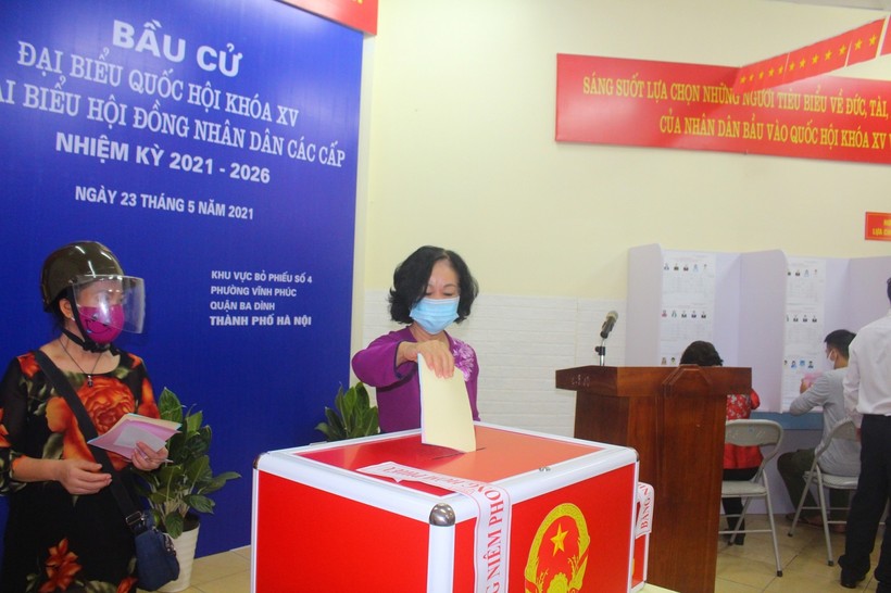 Ủy viên Bộ Chính trị, Trưởng Ban Tổ chức Trung ương Trương Thị Mai thực hiện bỏ phiếu bầu cử.