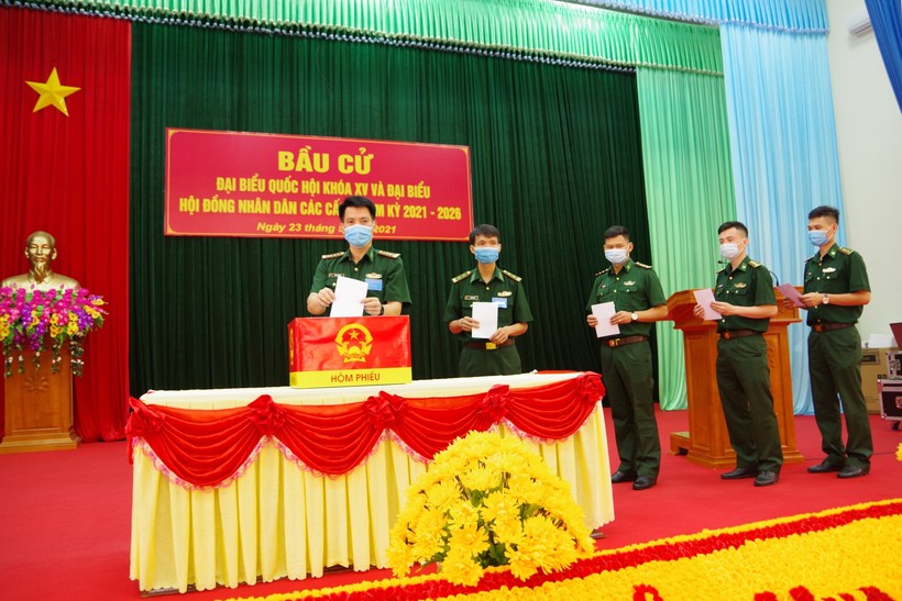 Các cử tri là Chỉ huy BĐBP tỉnh Hà Giang bỏ phiếu thực hiện quyền bầu cử. 